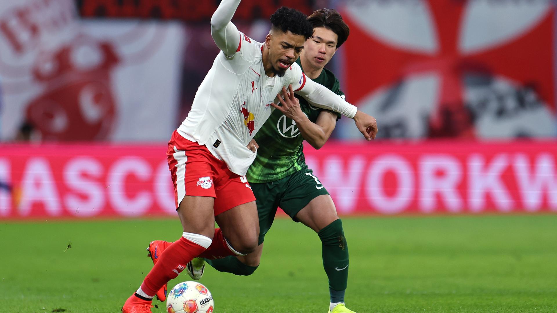Benjamin Henrichs im Zweikampf mit Kento Shiogai | Getty Images