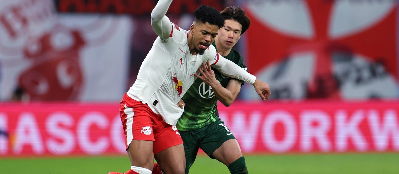 Benjamin Henrichs im Zweikampf mit Kento Shiogai