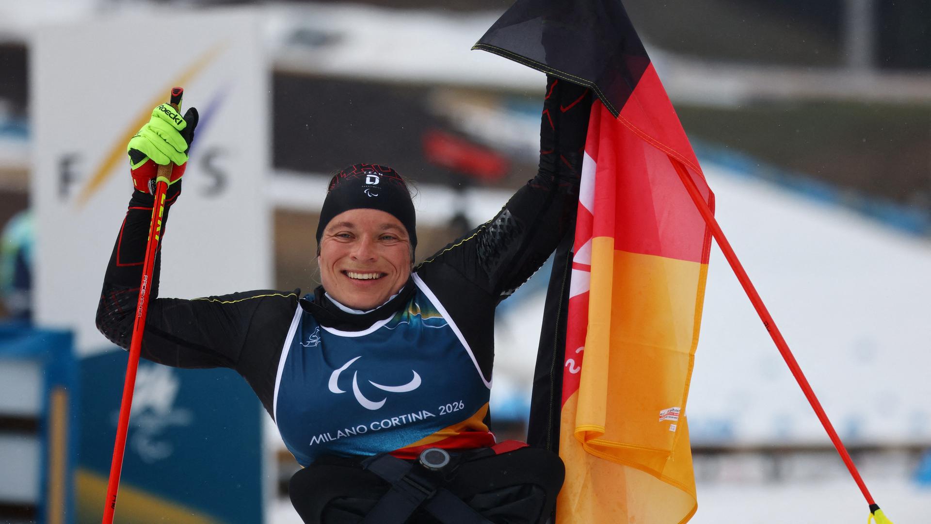Anja Wicker bejubelt den Gewinn ihrer Silbermedaille mit der deutschen Flagge | REUTERS