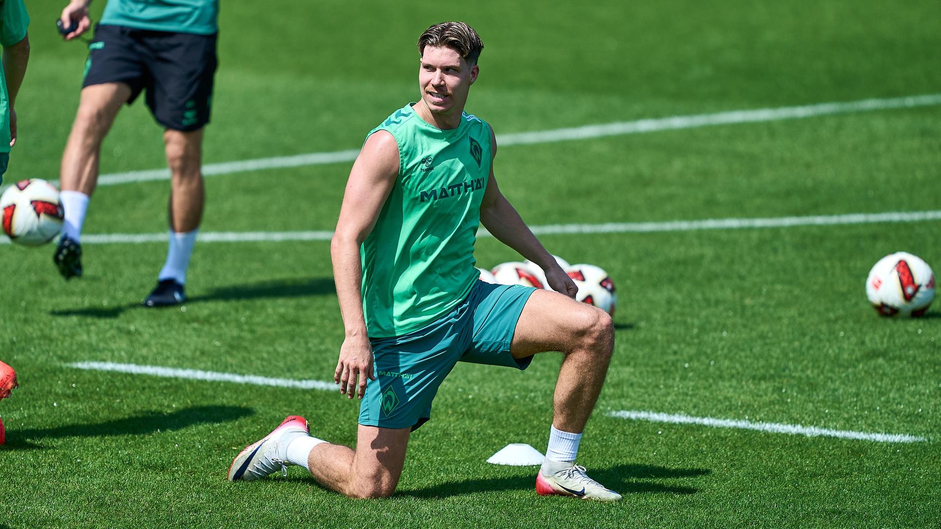 Werders Cedric Itten kniet auf dem Trainingsplatz. | Gumzmedia | Andreas Gumz