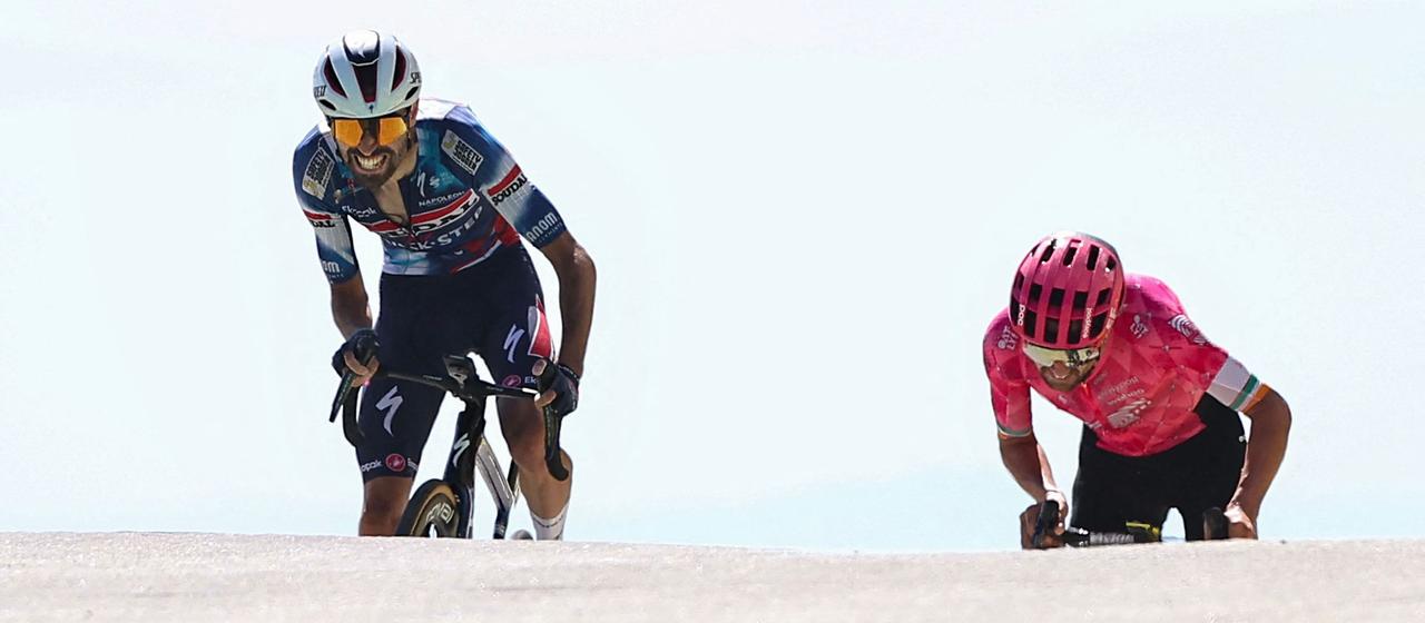 Valentin Paret Peintre und Ben Healy im Sprint-Duell