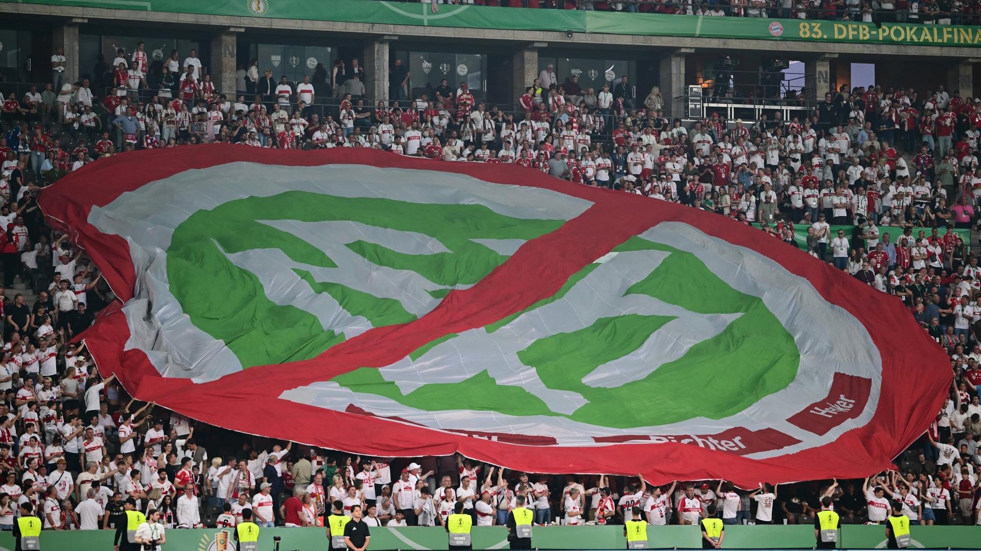 FuÃballfans beim DFB-Pokalfinale halten ein groÃes Protestbanner gegen den DFB | dpa