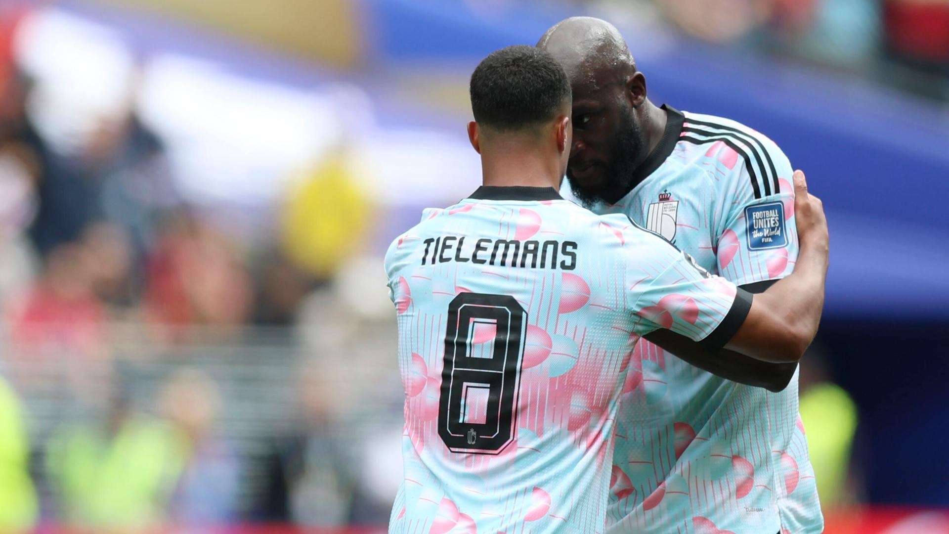 Romelu Lukaku und Youri Tielemans Kopf an Kopf | / laif