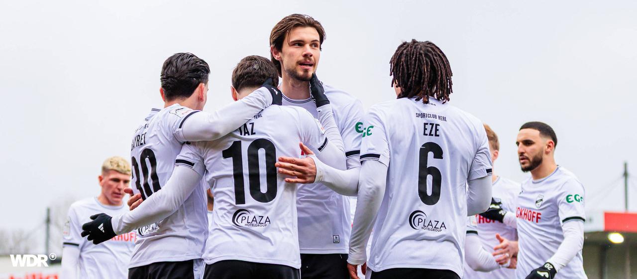 Die Spieler des SC Verl jubeln über die Führung durch Berkan Taz im Spiel gegen die TSG Hoffenheim II.
