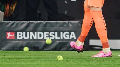 Fanproteste mit Tennisbällen aus der Saison 2023/2024