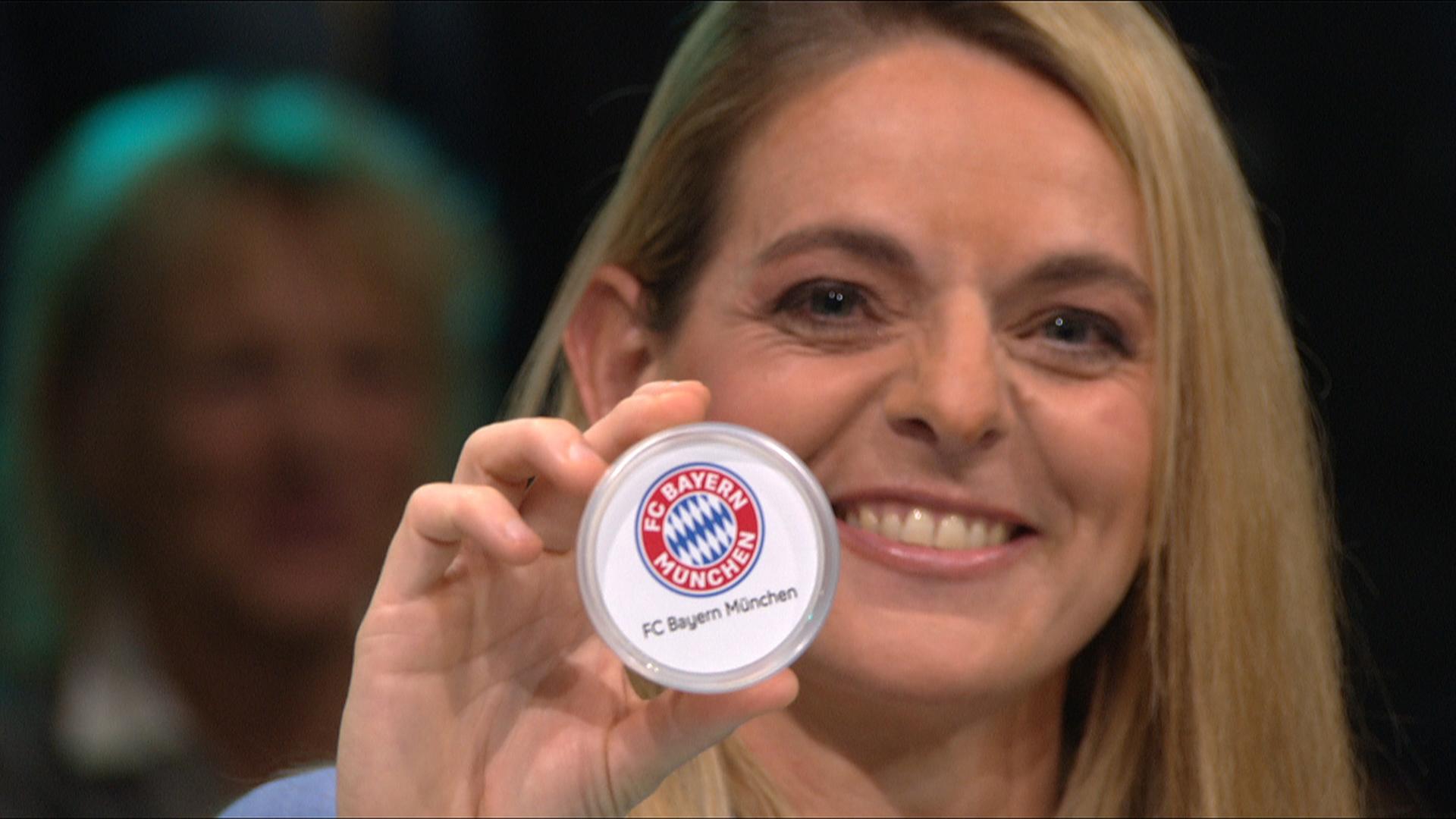 Eine Kugel bei der Ziehung des DFB-Pokal-Viertelfinals zeigt den FC Bayern MÃ¼nchen | ARD