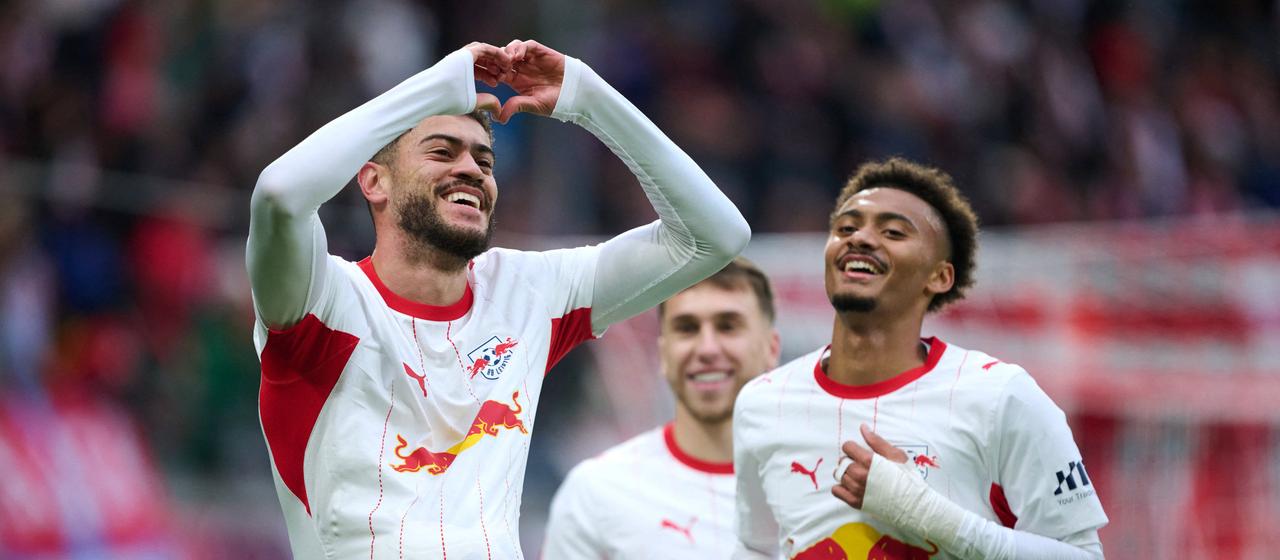 RB Leipzigs Romulo (l.) bejubelt seinen Treffer im Spiel gegen Elversberg neben Tidiam Gomis (r.)