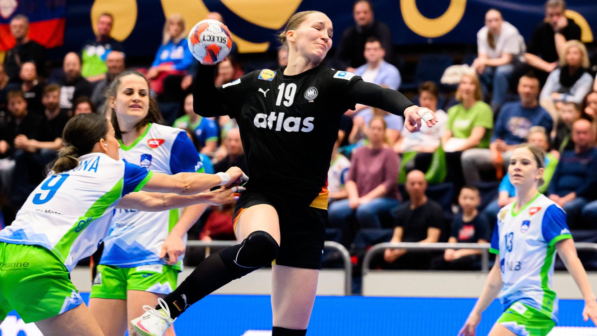 Deutschlands Nieke KÃ¼hne (Nummer 19) setzt sich gegen Sloweniens Ana Abina durch (l.) | IMAGO / wolf-sportfoto