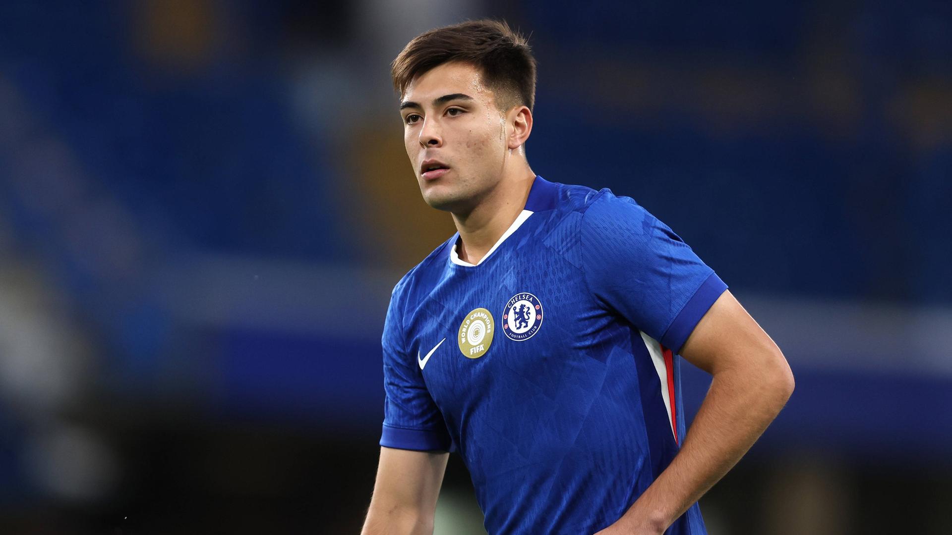 Aaron Anselmino im Trikot von Chelsea | IMAGO / Sportimage
