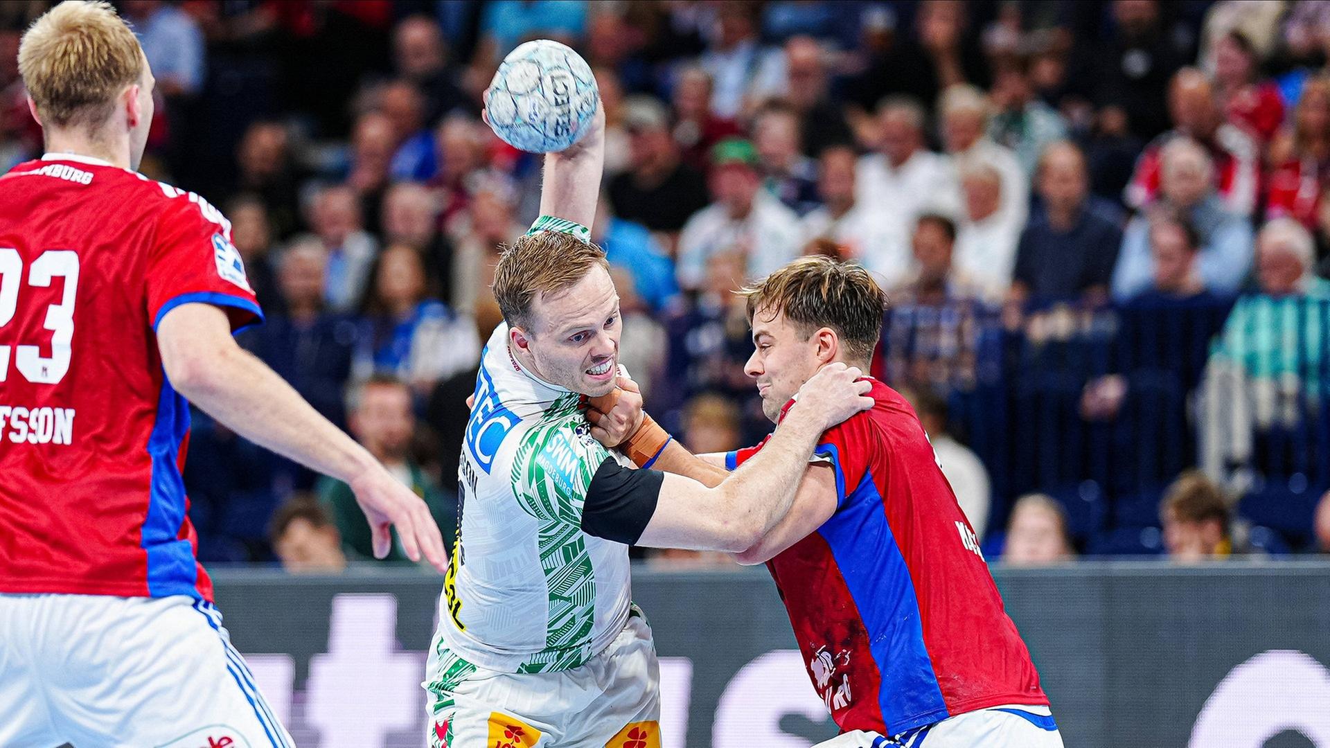 Zwei Handballer im Kampf um den Ball. | IMAGO / Eibner