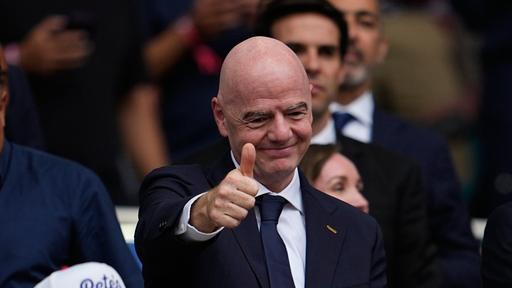 FIFA-Präsident Gianni Infantion zeigt den Daumen hoch