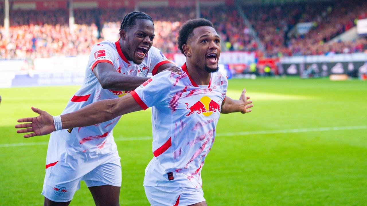 Leipzigs Openda jubelt nach einem Treffer gegen den 1. FC Heidenheim | IMAGO / DeFodi