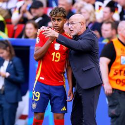 Spaniens Nationaltrainer Jose de la Fuente im Gespräch mit Lamine Yamal