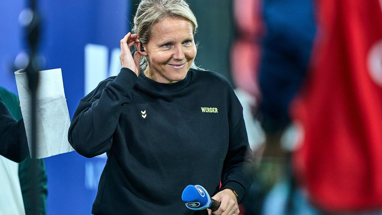 Mikrofon für Werder-Trainerin Kromp