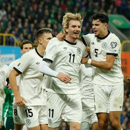 Nick Woltemade feiert sein Tor mit Pavlovic 