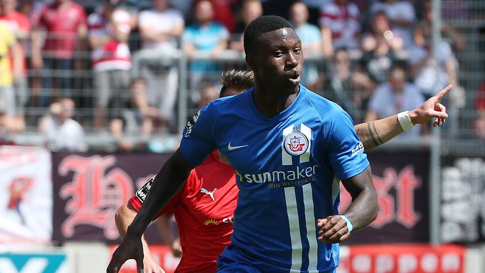 Aaron Opoku von Hansa Rostock erhält den Preis zum Tor des Mnats Juli | imago images Aaron Opoku von Hansa Rostock erhält den Preis zum Tor des Mnats Juli