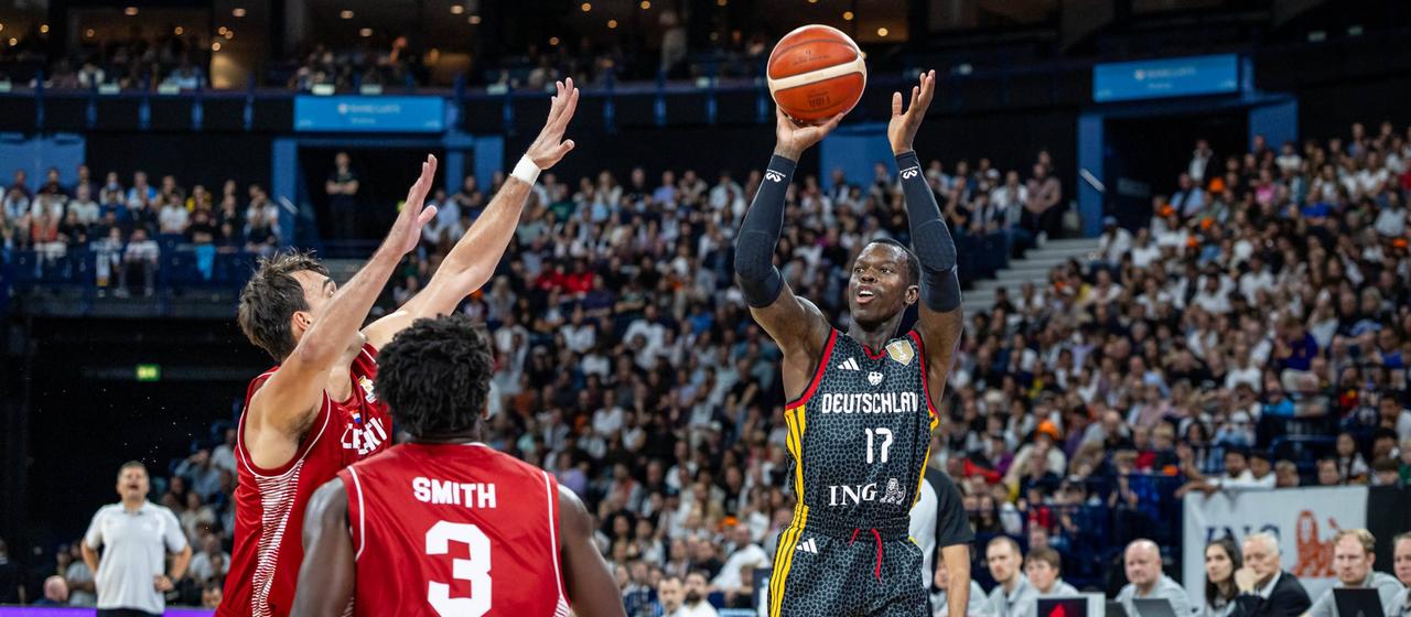 Deutschlands Dennis Schröder (r.) setzt gegen Kroatien zum Dreipunktewurf an