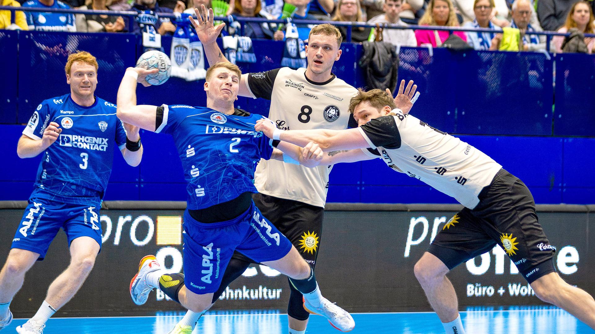 Gummersbachs Lukas Hutecek (am Ball) im Spiel gegen den Bergischen HC. | IMAGO/Maximilian Koch