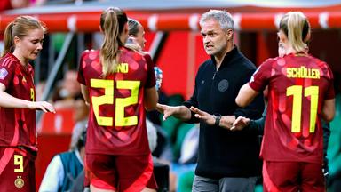 Bundestrainer Christian Wück mit seinen Spielerinnen