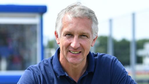 Frank Baumann blickt in die Kamera.