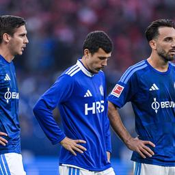 Schalkes Maximilian Wöber (v.l.), Ron Schallenberg und Kenan Karaman stehen mit 