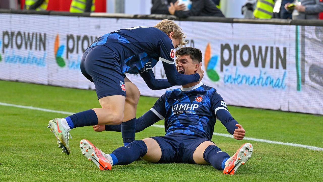 Heidenheims Mathias Honsak bejubelt seinen Treffer gemeinsam mit Teamkollege Frans Krätzig | Uli Hufnagel/firo Sportphoto