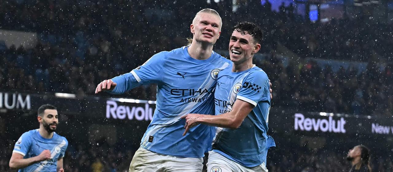 Manchester Citys Erling Haaland bejubelt seinen Treffer gemeinsam mit Teamkollege Phil Foden