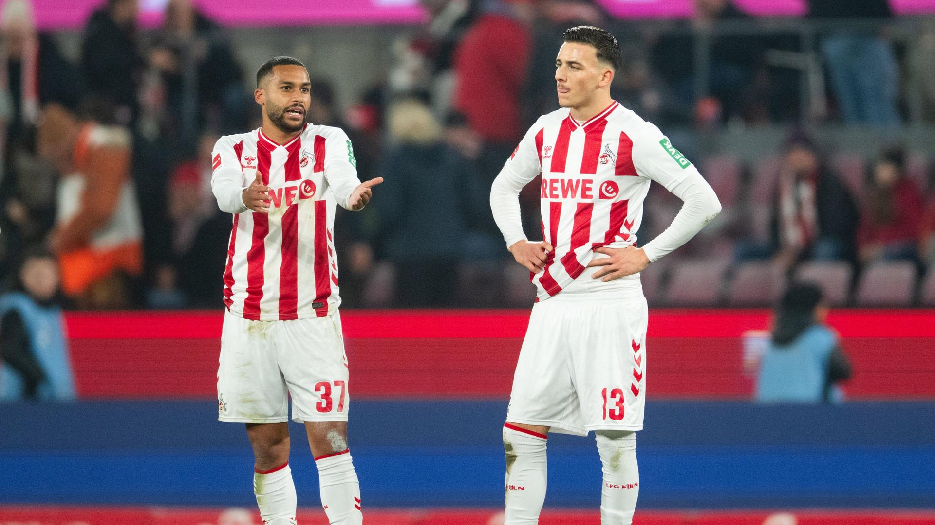 Die Kölner Spieler Linton Maina (l.) und Said El Mala nach der Niederlage gegen Union Berlin | dpa/Marius Becker