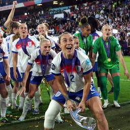 Englands Lucy Bronze (m.) und ihre Mitspielerinnen feiern ausgelassen den Gewinn der EM.