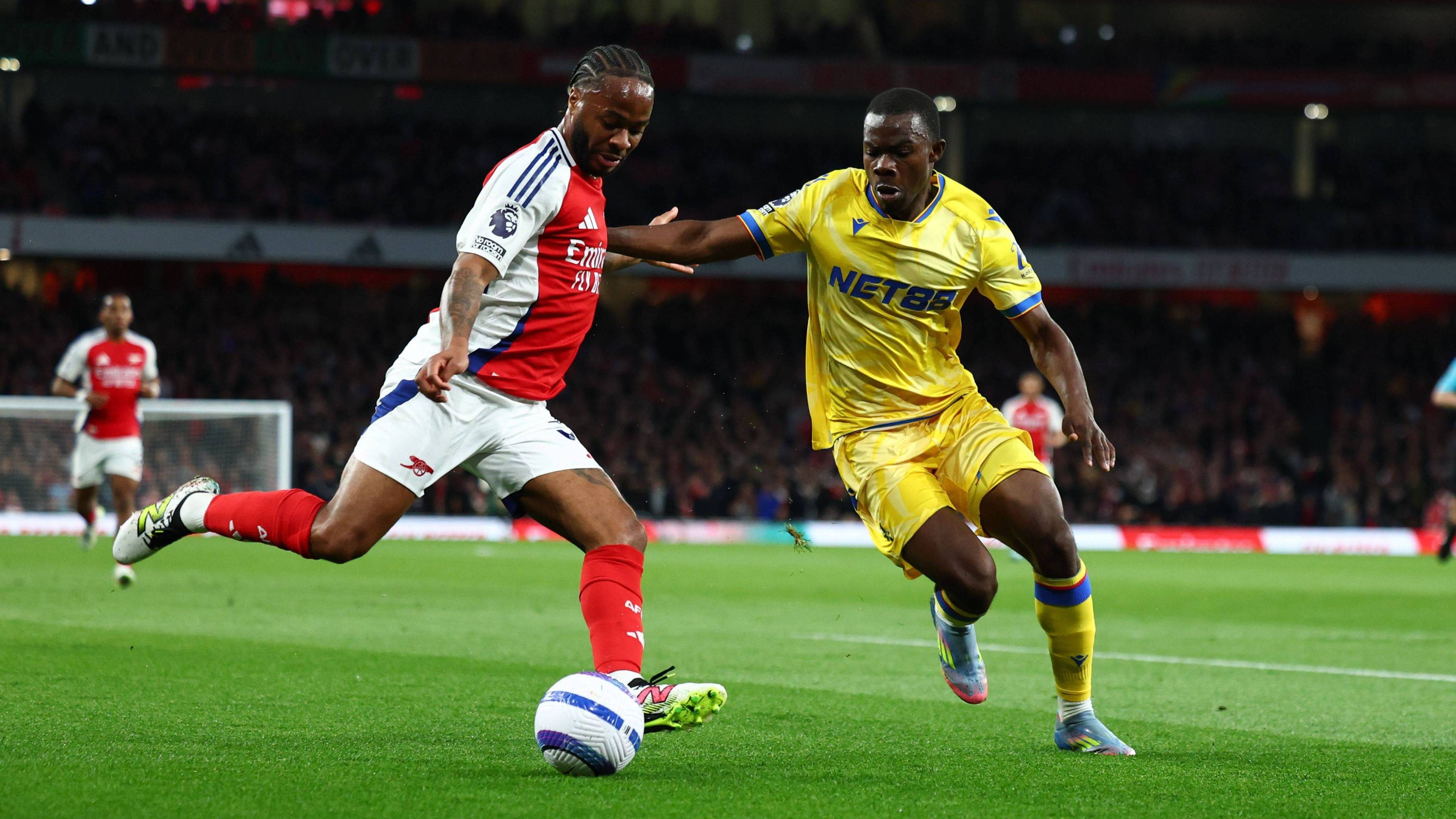 Raheem Sterling unter Druck von Tyrick Mitchell | IMAGO/Simon Dael/Shutterstock Raheem Sterling unter Druck von Tyrick Mitchell