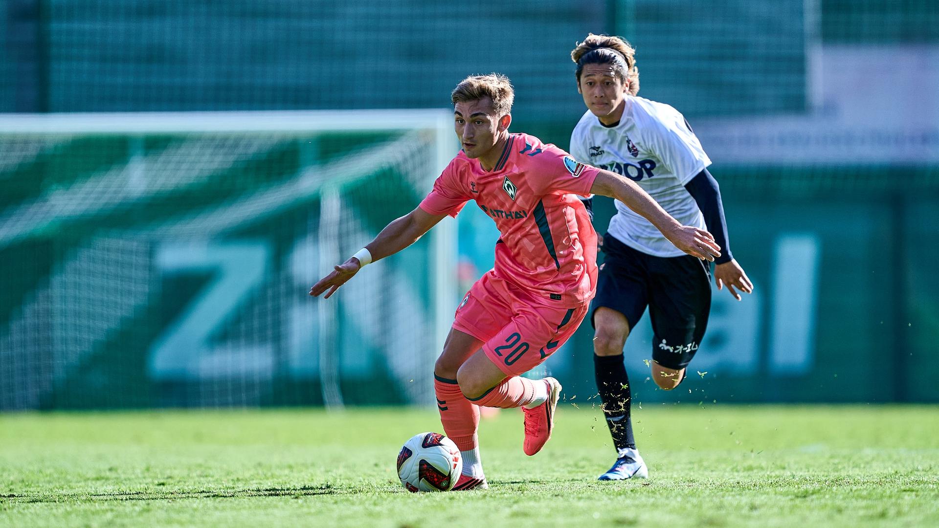 Chuki geht in einem Testspiel ins Dribbling. | Gumzmedia | Andreas Gumz