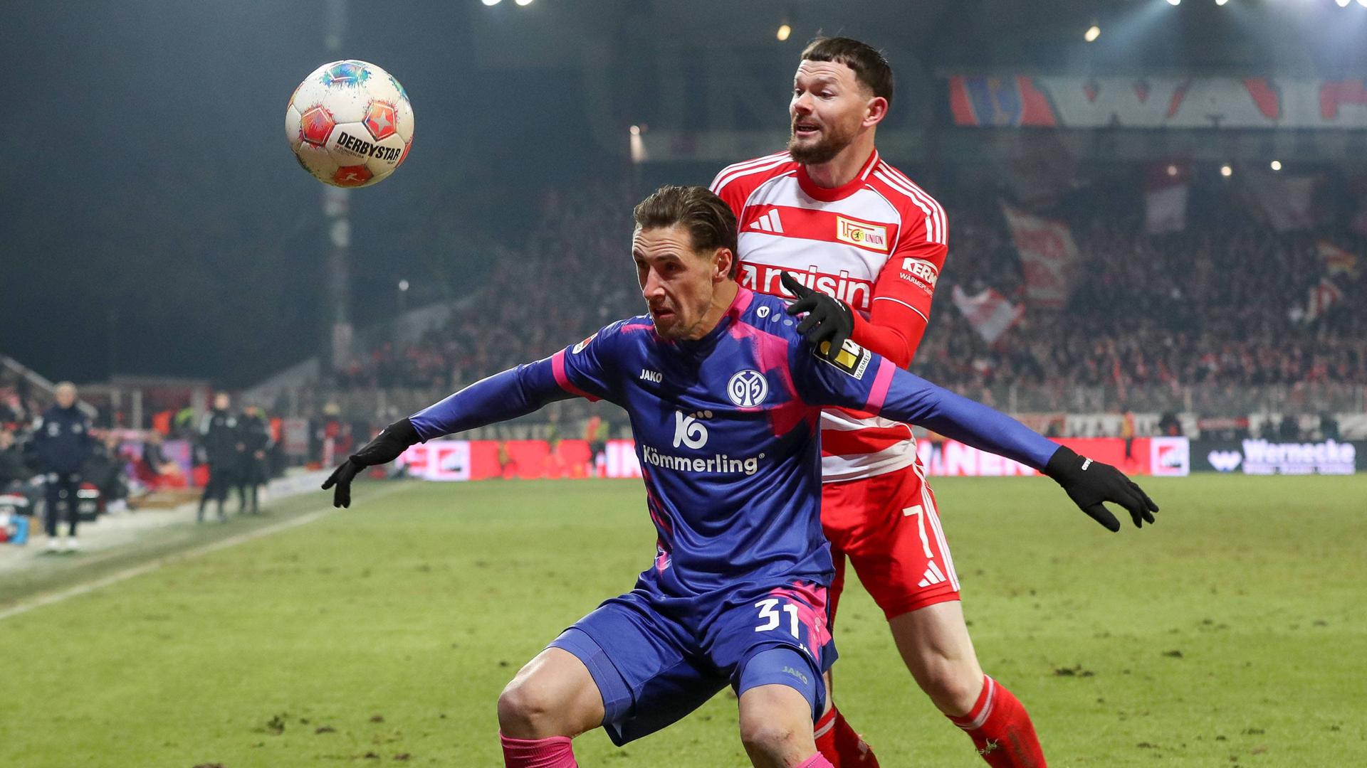 Mainz Dominik Kohr im Zweikampf mit Union Berlins Oliver Burke | IMAGO/Michael Taeger