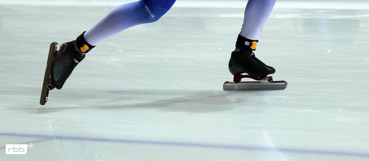 Symbolbild: Die Füße einer Eisschnellläuferin auf einer spiegelglatten Eisfläche. Quelle: imago images/Karina Hessland