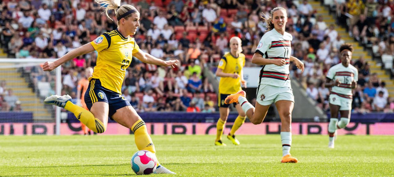 Fußballspielerin Olivia Schough (l.) aus Schweden in Aktion. | IMAGO/LUDVIG THUNMAN Fußballspielerin Olivia Schough (l.) aus Schweden in Aktion.