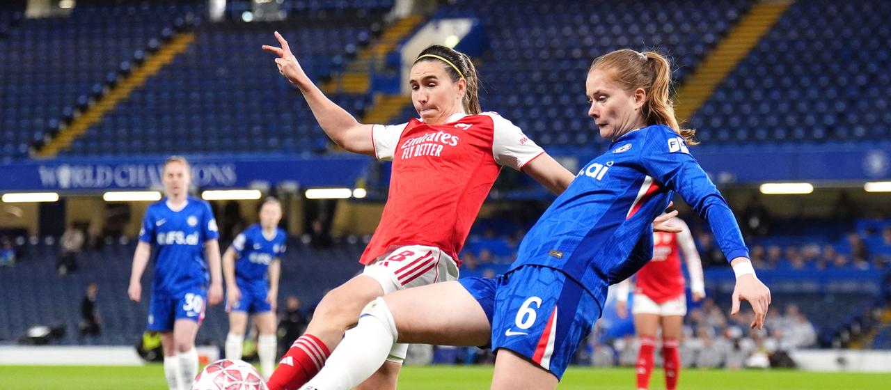 Sjoeke Nüsken (re.) im Zweikampf mit Mariona Caldentey