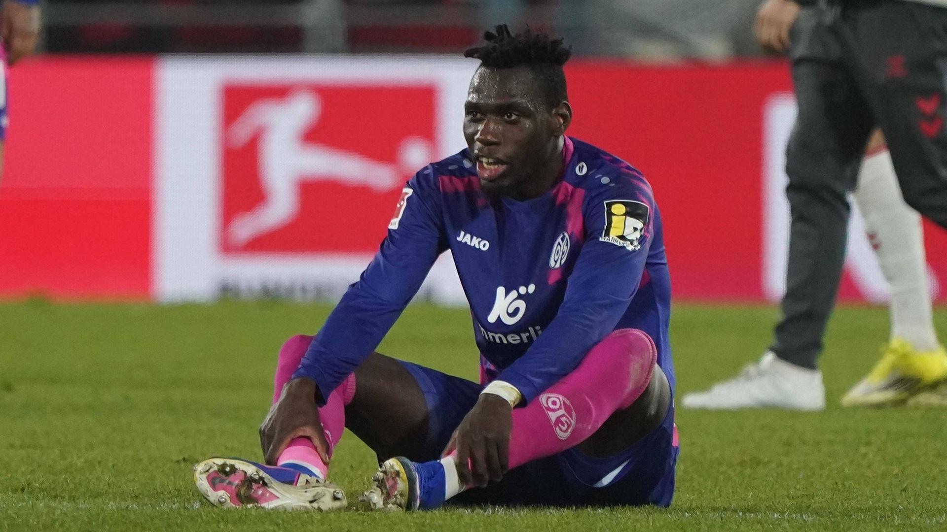 Danny da Costa am Boden: Mainz 05 muss beim 1. FC Köln eine bittere Niederlage hinnehmen.  | IMAGO, Chai v.d. Laage