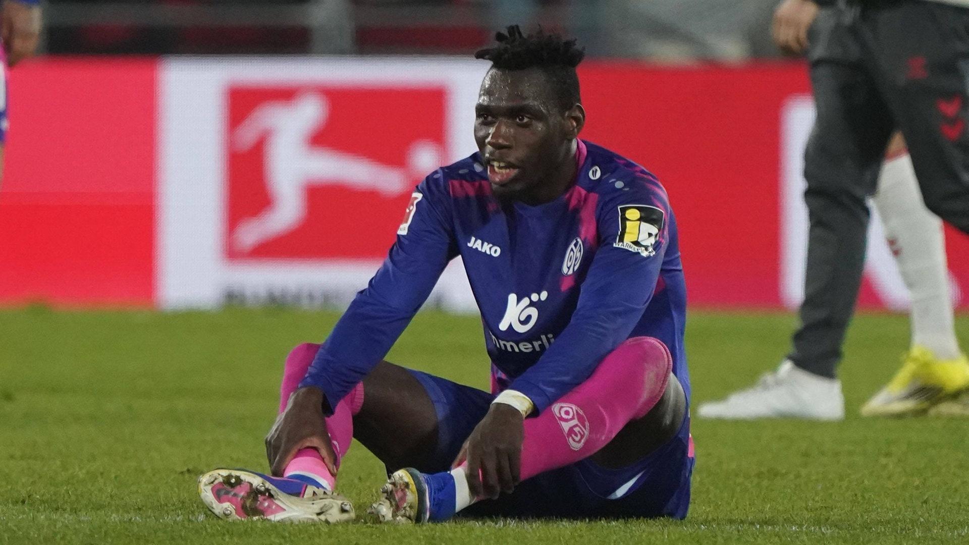 Danny da Costa am Boden: Mainz 05 muss beim 1. FC Köln eine bittere Niederlage hinnehmen.  | IMAGO, Chai v.d. Laage