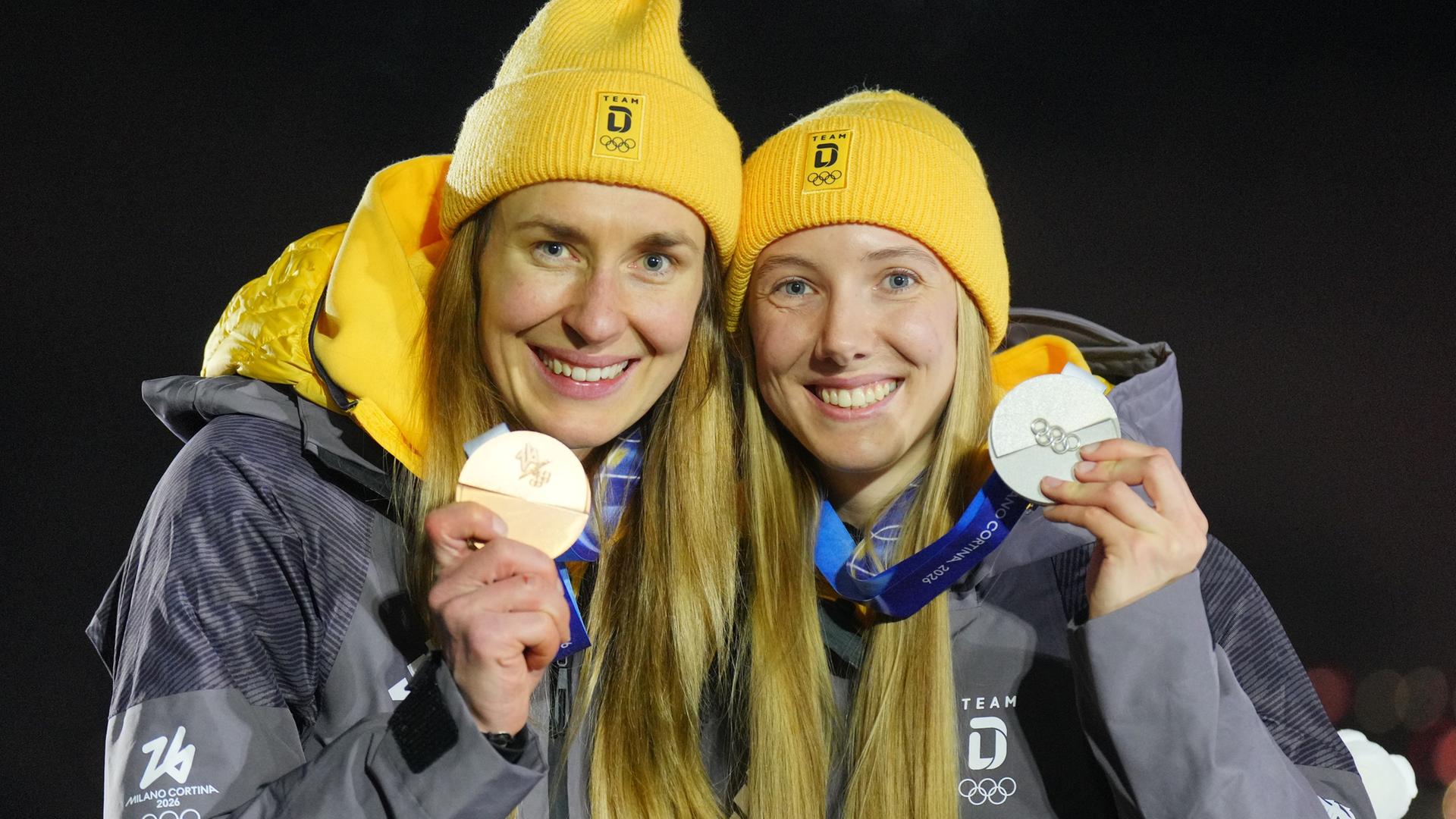 Susanne Kreher (rechts) und Jacqueline Pfeifer mit ihren Olympia-Medaillen | picture alliance/dpa