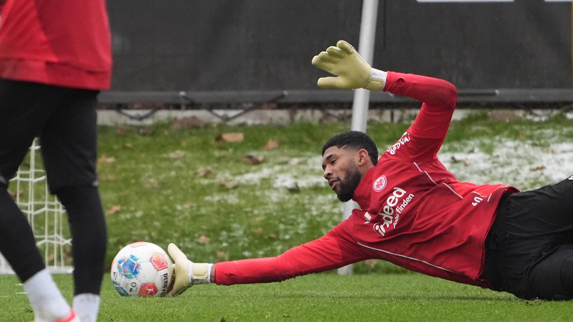 Torwart Kaua Santos im Eintracht-Training. | imago images