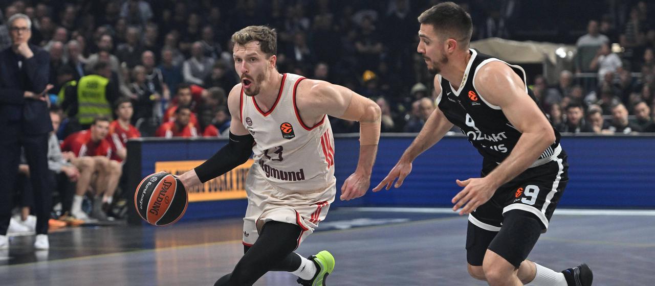 Andreas Obst beim Dribbling gegen Partizan
