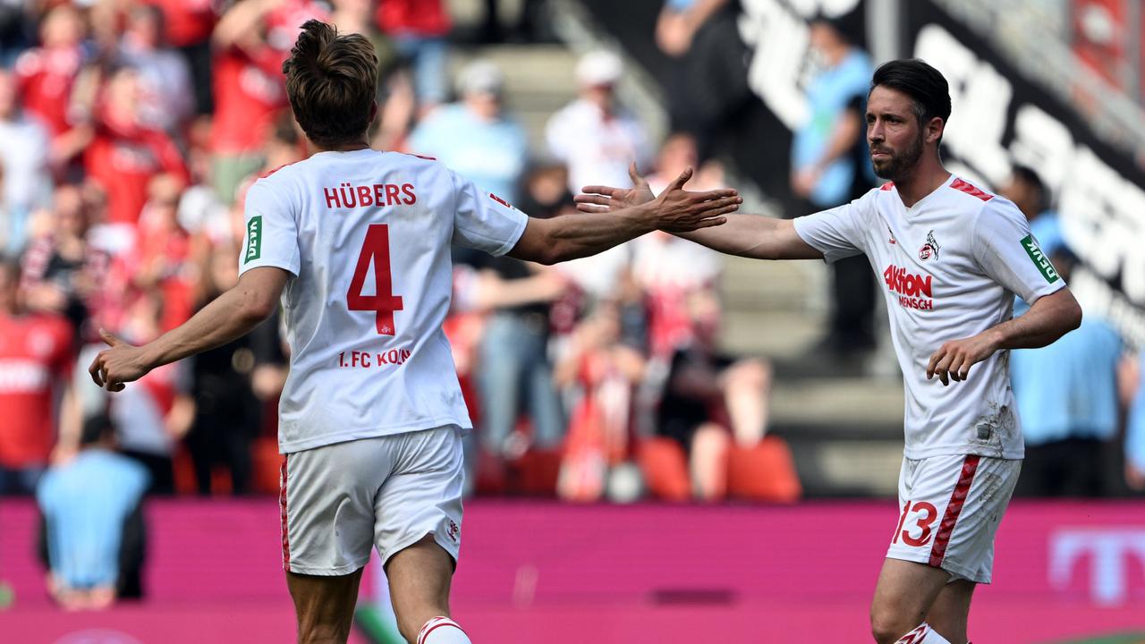 Timo Hübers und Mark Uth vom 1. FC Köln klatschen zum 2:2 gegen den 1. FC Union Berlin ab | dpa/Gambarini