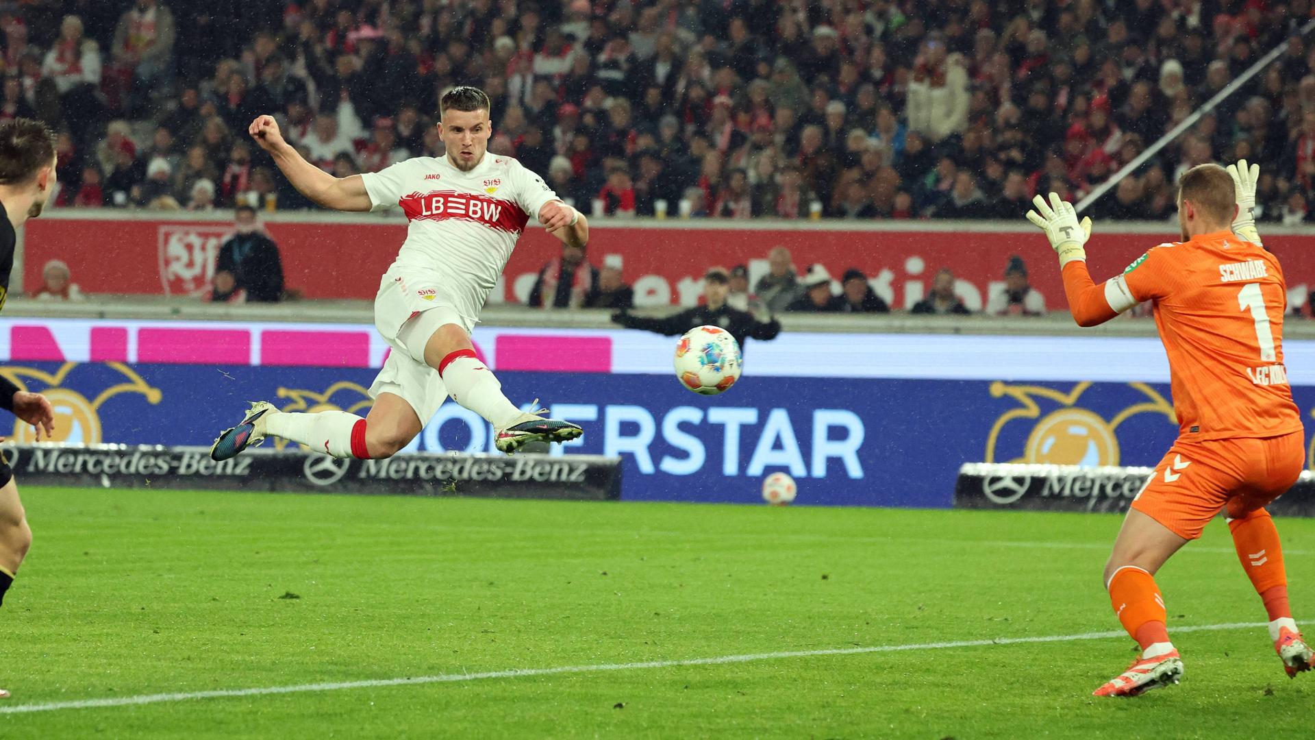 Ermedin Demirovic erzielt das 1:0 für den VfB Stuttgart | IMAGO/Sportfoto Rudel