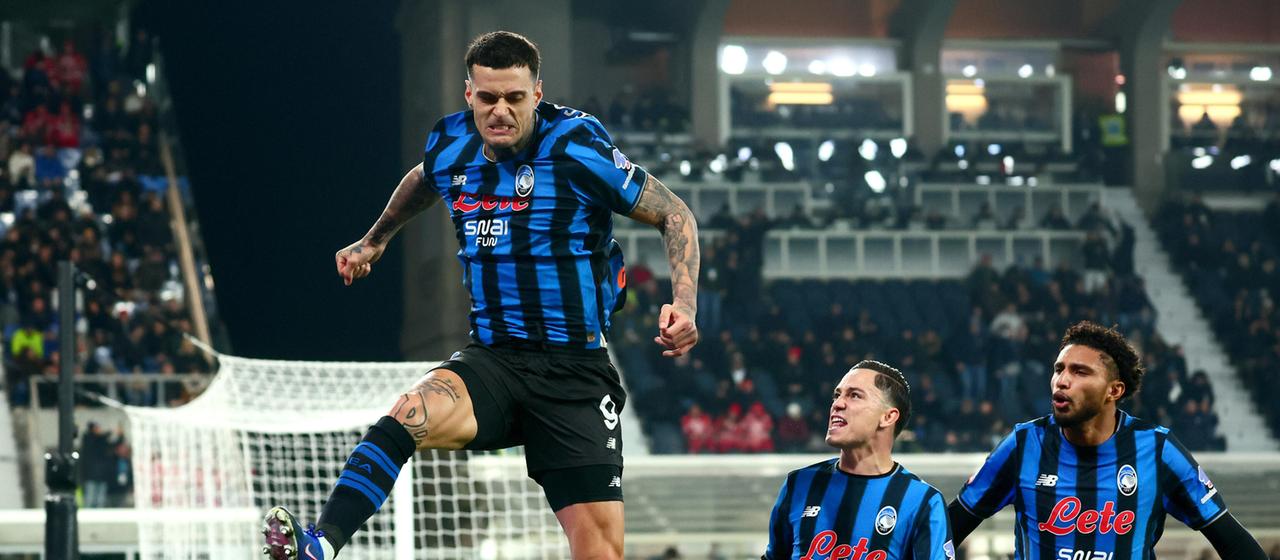 Atalantas Gianluca Scamacca (l.) bejubelt seinen Treffer zum 1:0.