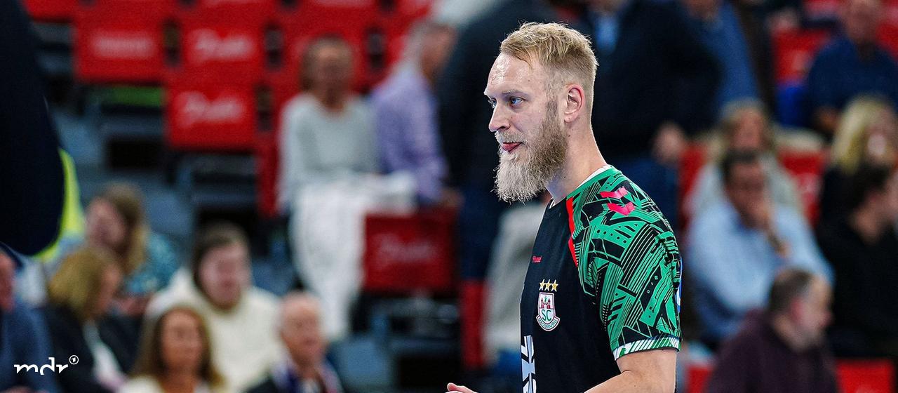 Matthias Musche (SC Magdeburg, 06) hält den Ball in der Hand