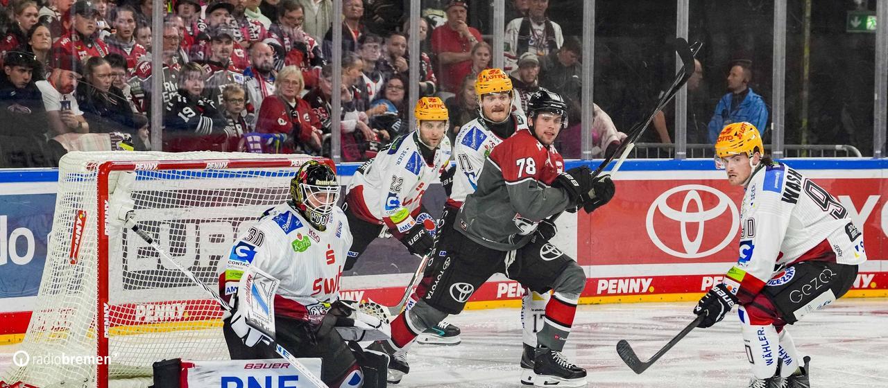 Eishockey-Spieler der Fischtown Pinghins aus Bremerhaven verteidigen ihr Tor gegen Spieler der Kölner Haie.