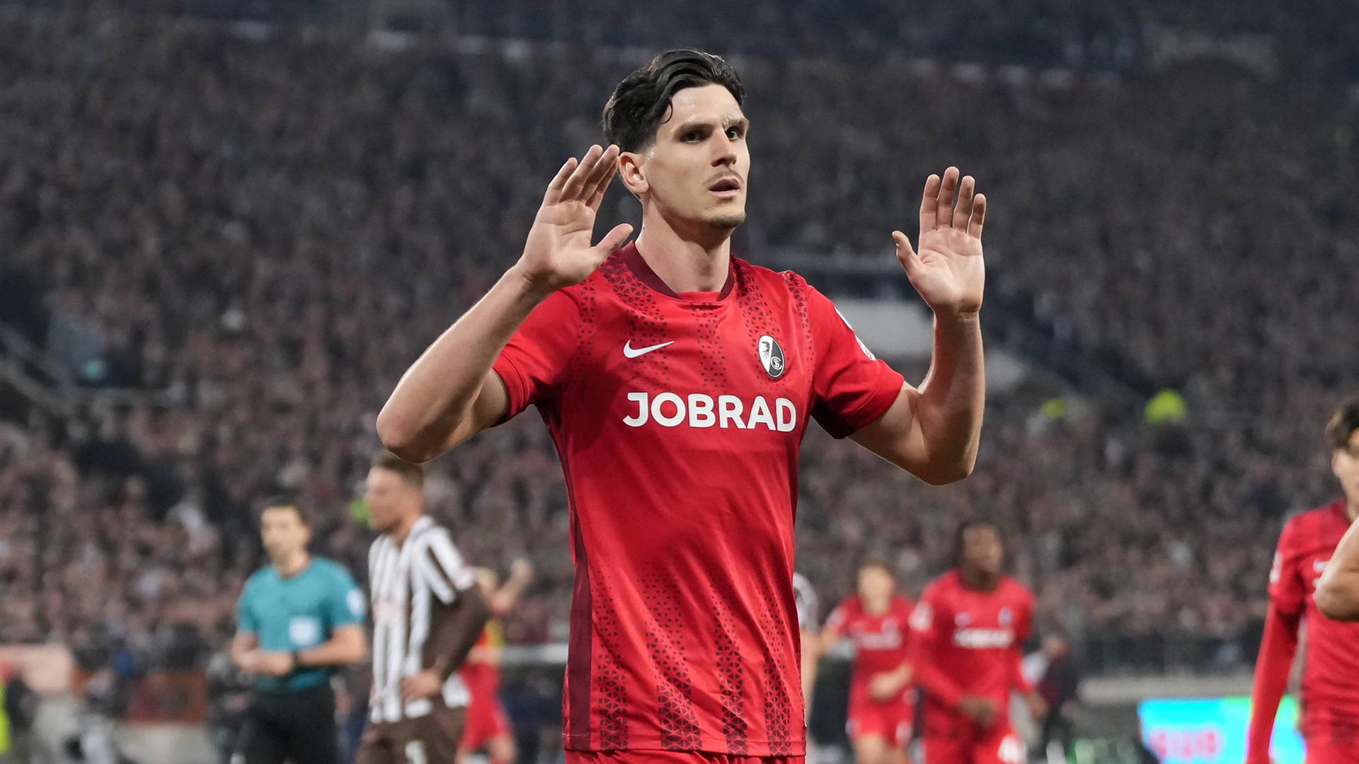 Freiburgs Igor Matanovic (v.) hält sich bei seinem 