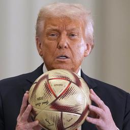 Donald Trump mit einem Fußball in der Hand