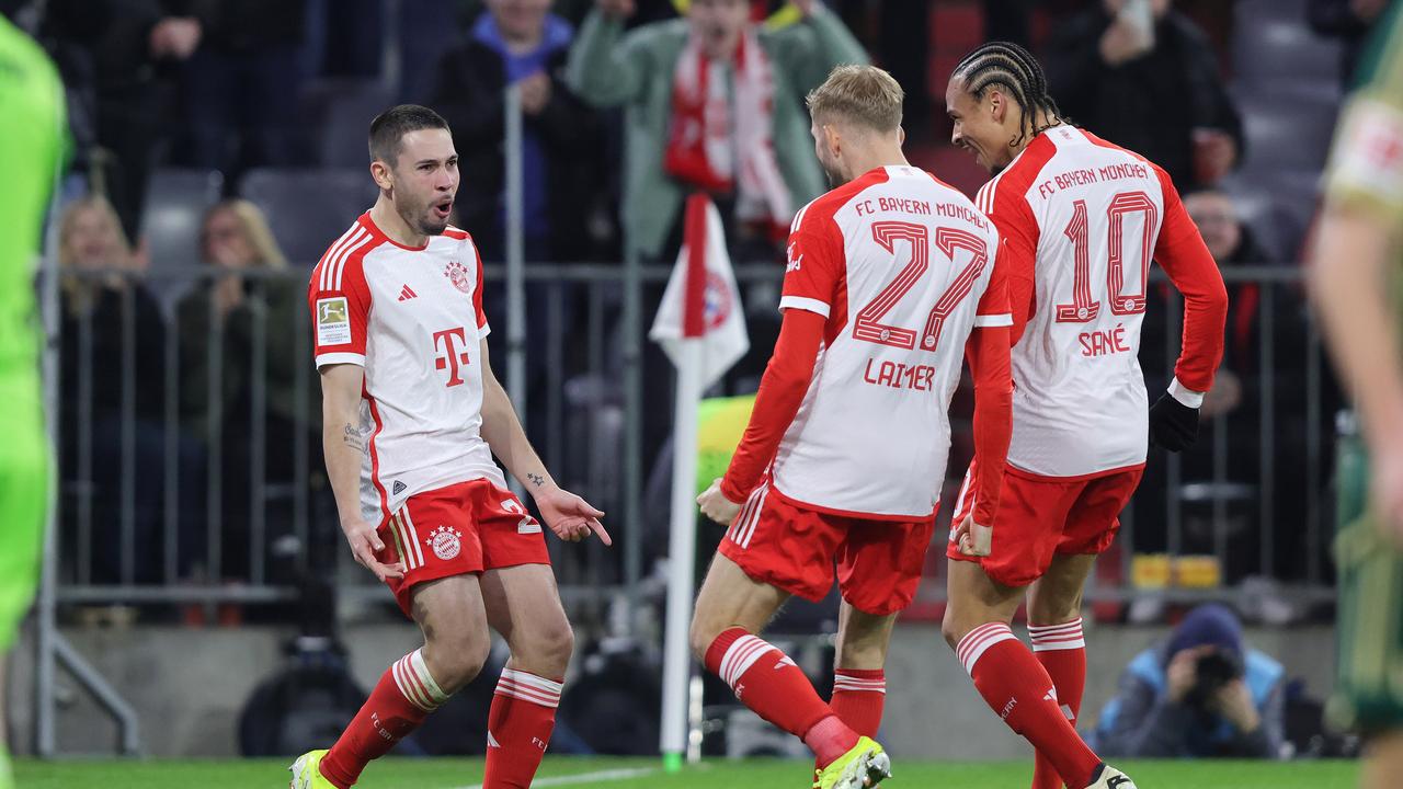 Raphael Guerreiro feiert sein Tor mit seinen Münchener Teamkollegen. | Sebastian El-Saqqa / firo Sportphoto