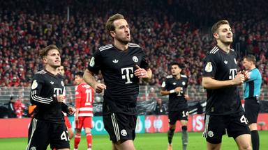 Harry Kane (m.), Lennart Karl (l.) und Josip Stanisic bejubeln einen Treffer im Spiel gegen Union Berlin