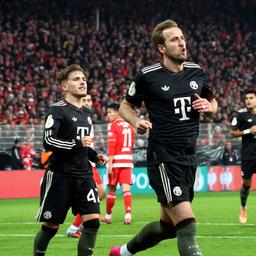 Harry Kane (m.), Lennart Karl (l.) und Josip Stanisic bejubeln einen Treffer im Spiel gegen Union Berlin